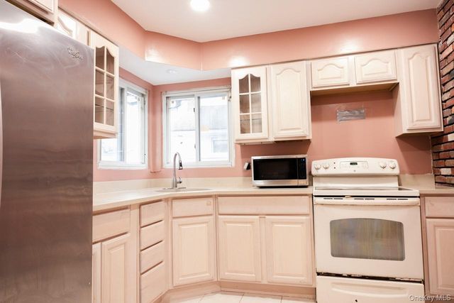 1322 Barry Drive S, Valley Stream, NY 11580