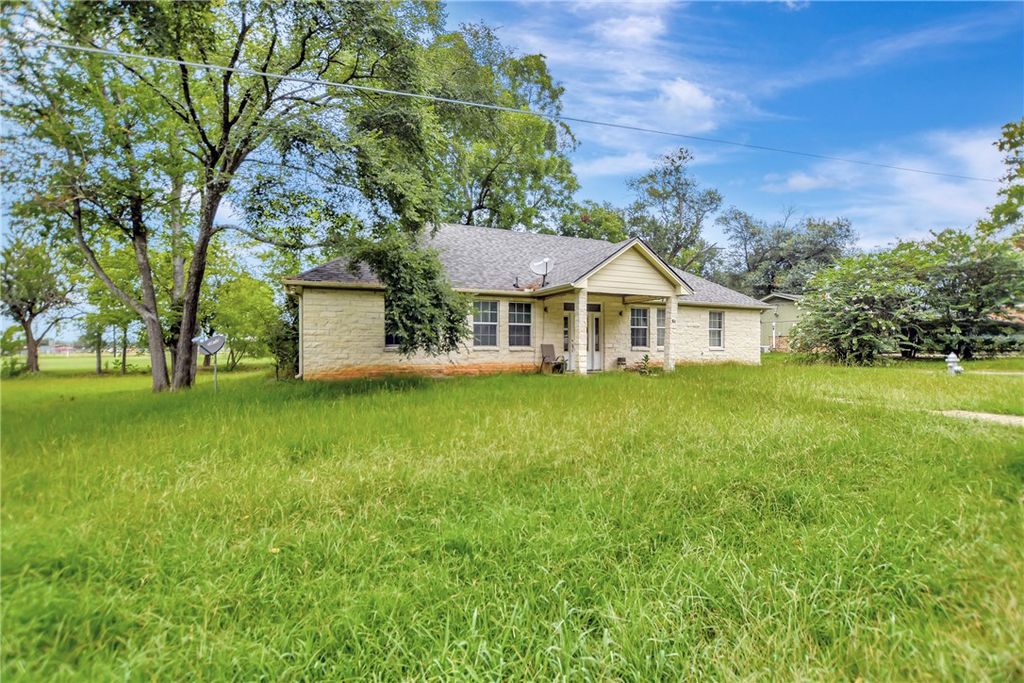 306 Heath Avenue, Madisonville, TX 77864 — photo 2