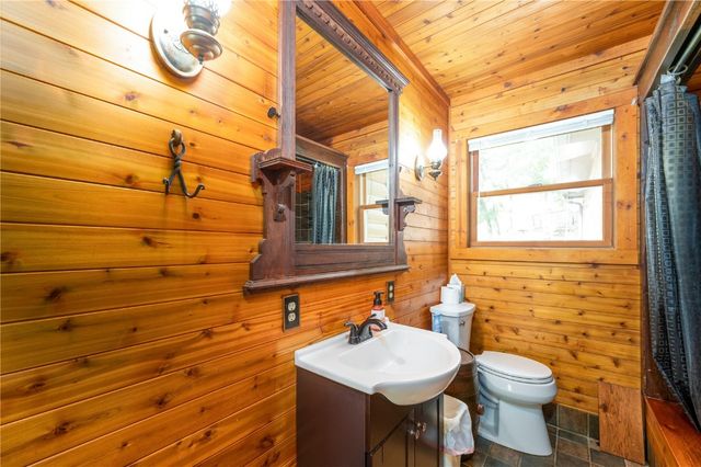 2576 58th St Lane, Vinton, IA 52349