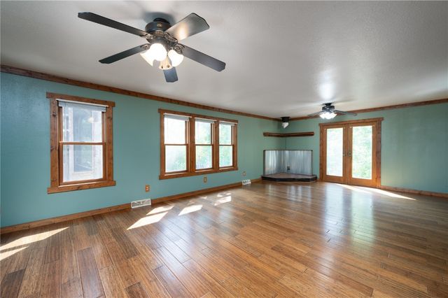 2576 58th St Lane, Vinton, IA 52349