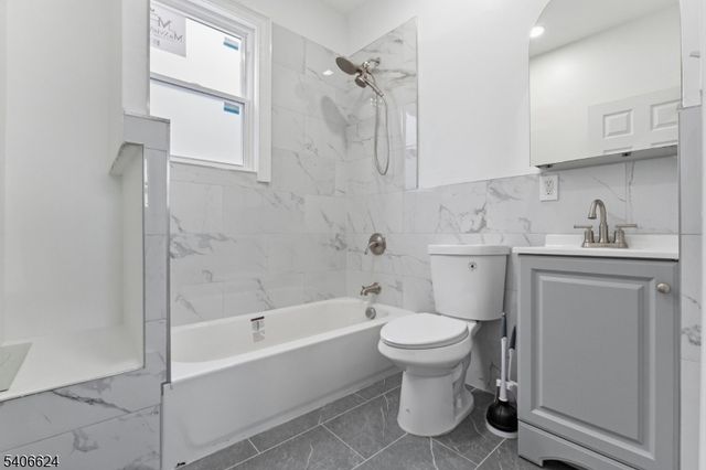 53 Aldine St, Newark City, NJ 07112