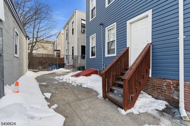 53 Aldine St, Newark City, NJ 07112