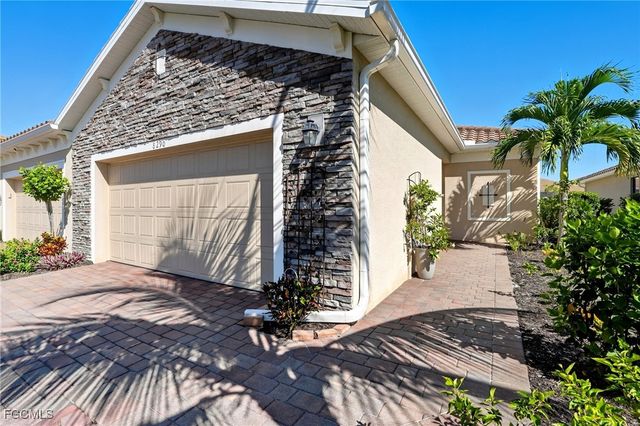 8290 Venetian Pointe DR, Fort Myers, FL 33908