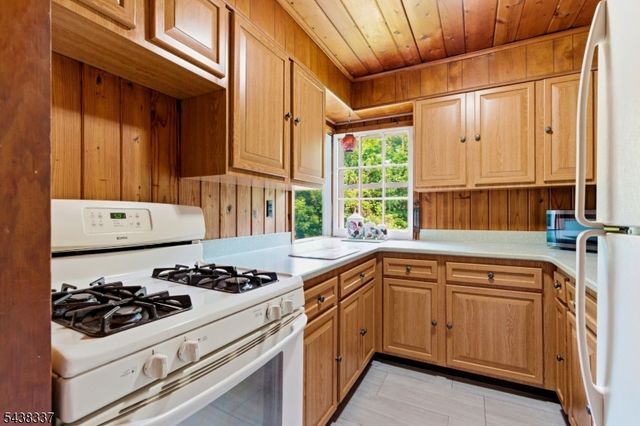 1 Maple Dr, Vernon Twp., NJ 07461