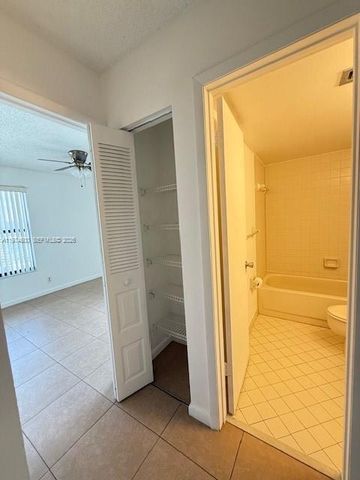 207 Lake Pointe Dr 201, Oakland Park, FL 33309