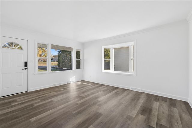 821 Oakwood Drive, Round Lake Beach, IL 60073