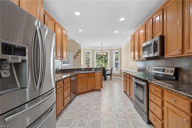 207 Richter LN, Yorktown, VA 23693