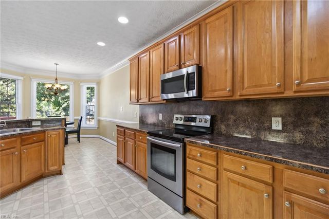 207 Richter LN, Yorktown, VA 23693