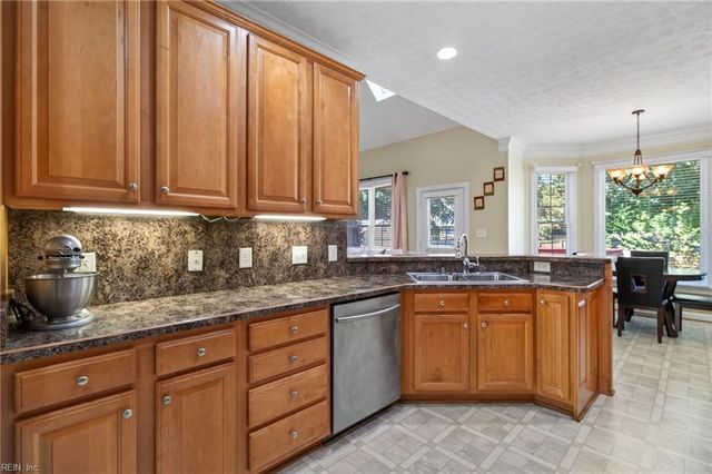 207 Richter LN, Yorktown, VA 23693