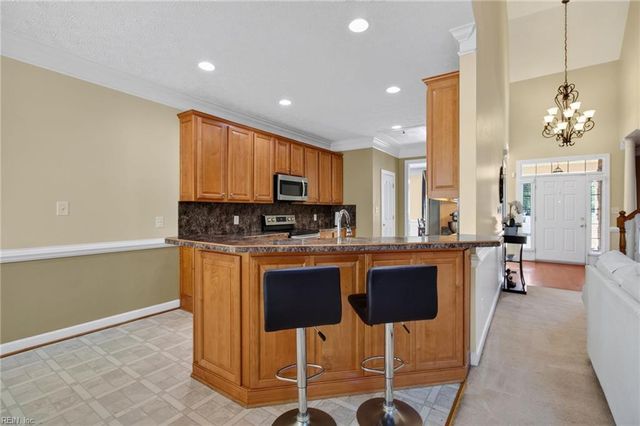 207 Richter LN, Yorktown, VA 23693