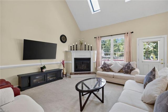 207 Richter LN, Yorktown, VA 23693