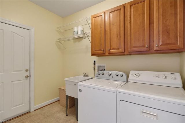 207 Richter LN, Yorktown, VA 23693