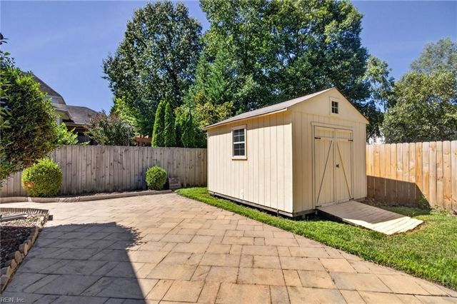 207 Richter LN, Yorktown, VA 23693