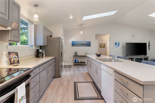 41 E Rainier Drive, Allyn, WA 98524