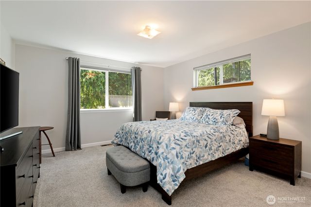 41 E Rainier Drive, Allyn, WA 98524
