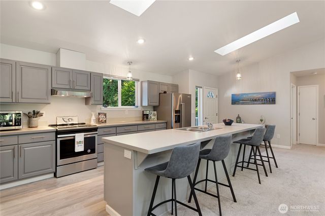 41 E Rainier Drive, Allyn, WA 98524