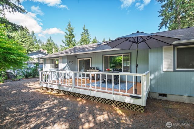 41 E Rainier Drive, Allyn, WA 98524