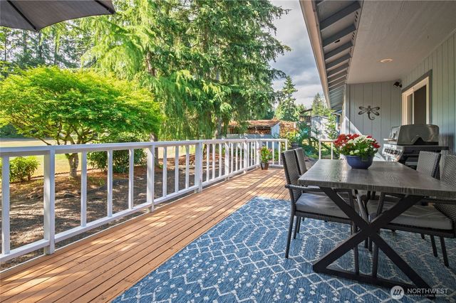 41 E Rainier Drive, Allyn, WA 98524