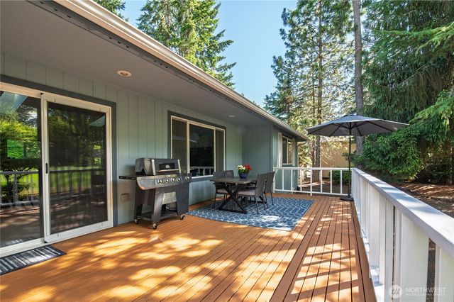 41 E Rainier Drive, Allyn, WA 98524
