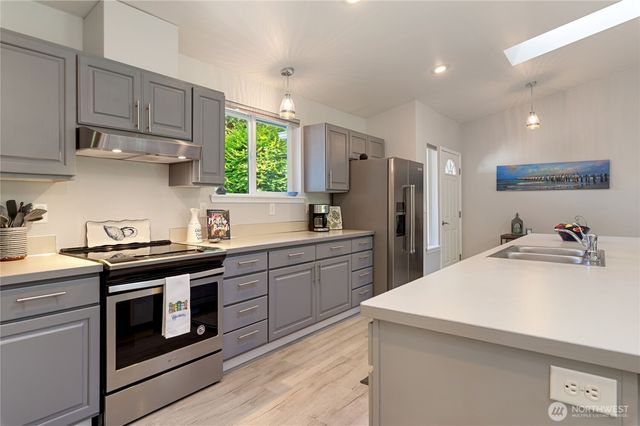 41 E Rainier Drive, Allyn, WA 98524