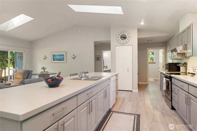 41 E Rainier Drive, Allyn, WA 98524