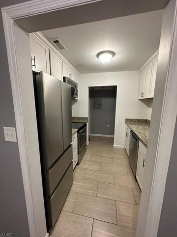 60 Almond Dr, Franklin Twp., NJ 08873