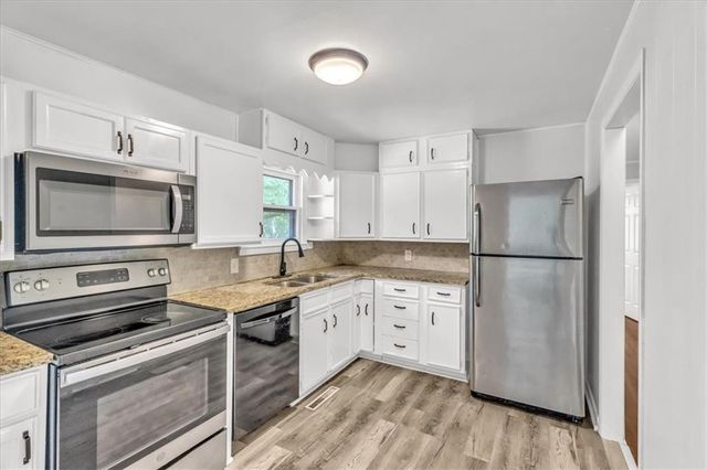 6000 N TRACY Avenue, Gladstone, MO 64118