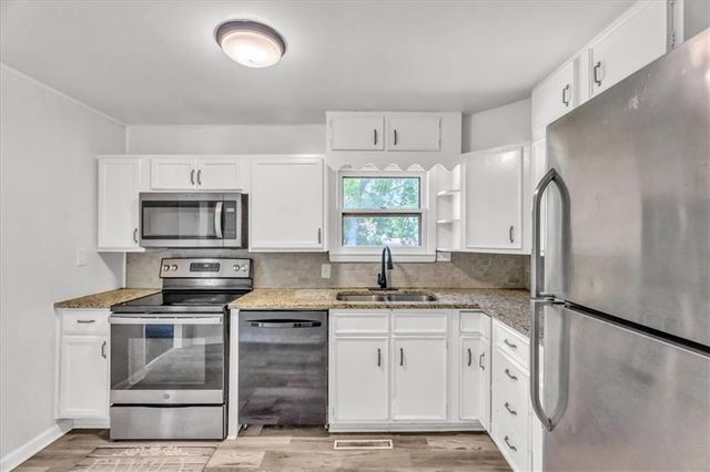 6000 N TRACY Avenue, Gladstone, MO 64118