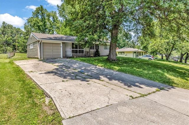 6000 N TRACY Avenue, Gladstone, MO 64118