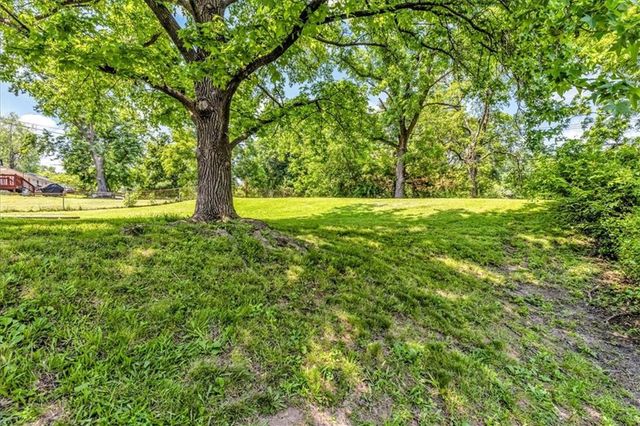 6000 N TRACY Avenue, Gladstone, MO 64118