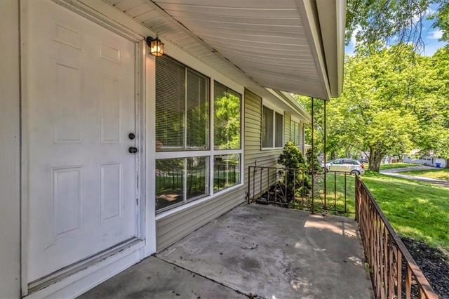 6000 N TRACY Avenue, Gladstone, MO 64118