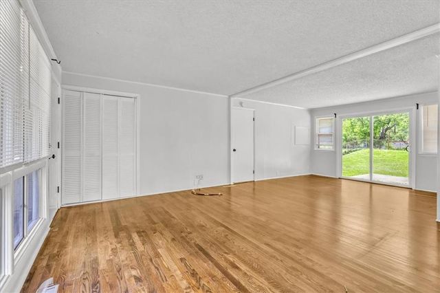 6000 N TRACY Avenue, Gladstone, MO 64118