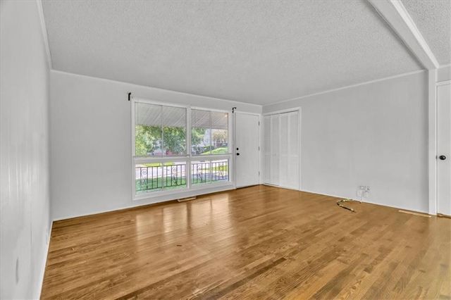 6000 N TRACY Avenue, Gladstone, MO 64118