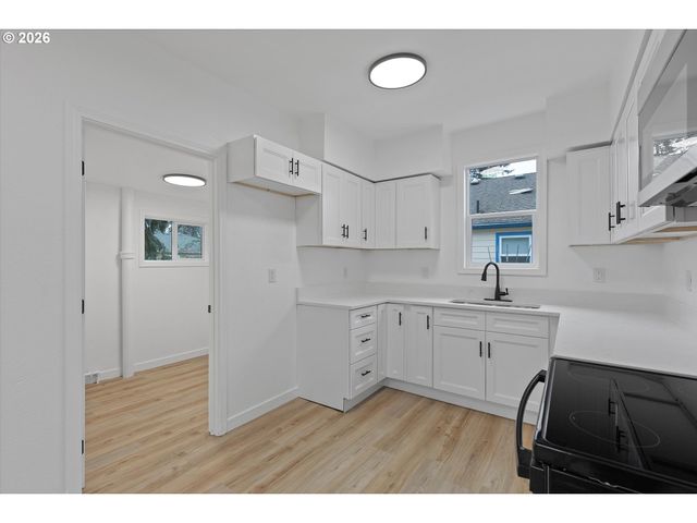 9828 Se ELLIS St, Portland, OR 97266