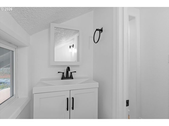 9828 Se ELLIS St, Portland, OR 97266