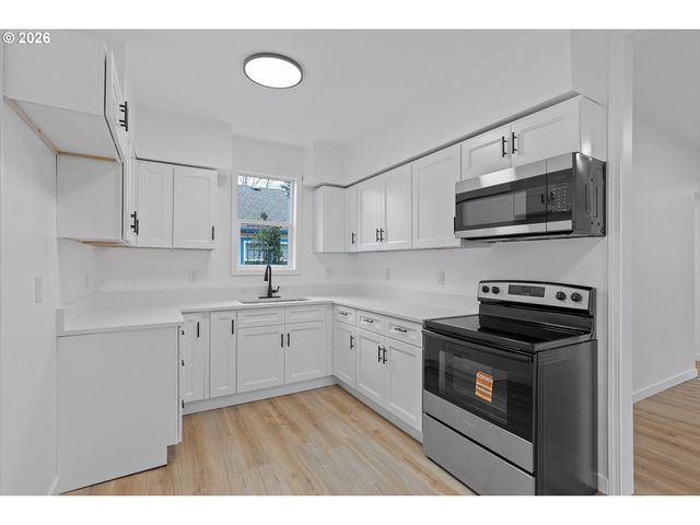 9828 Se ELLIS St, Portland, OR 97266