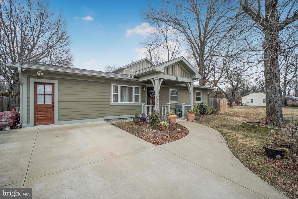 8227 FRYE RD, Alexandria, VA 22309