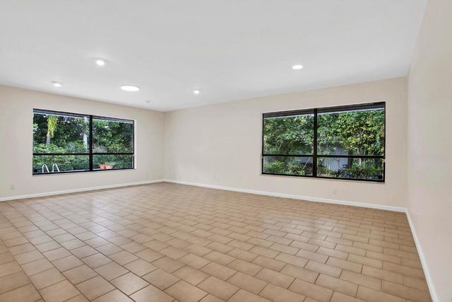 2812 Embassy Drive, West Palm Beach, FL 33401