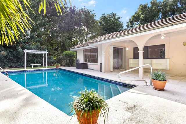 2812 Embassy Drive, West Palm Beach, FL 33401