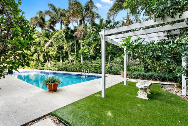 2812 Embassy Drive, West Palm Beach, FL 33401