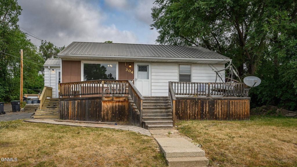 304 8th Street NW, Mandan, ND 58554 photo 1