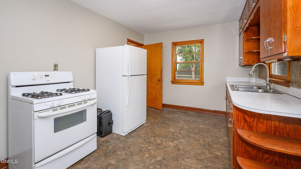 304 8th Street NW, Mandan, ND 58554 photo 3