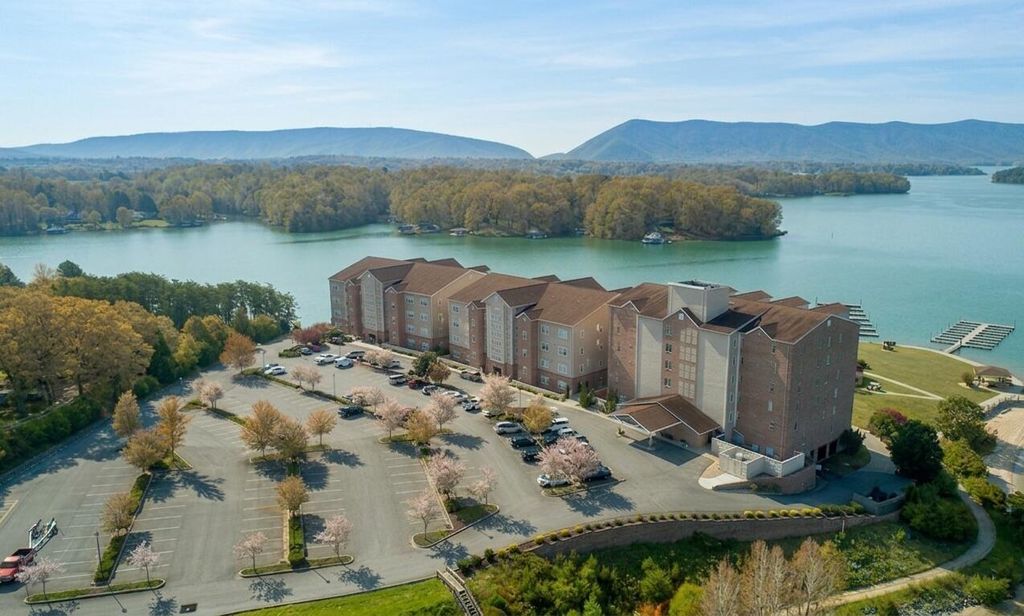 1273 Graves Harbor Trl Apt 3403, Huddleston, VA 24104