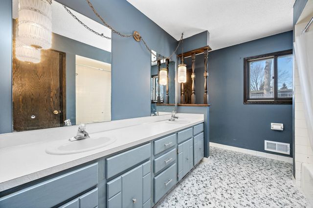 4221 Edgemont Street, Vadnais Heights, MN 55127