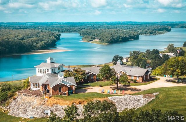 1 Tara Point Drive, Grafton, IL 62037