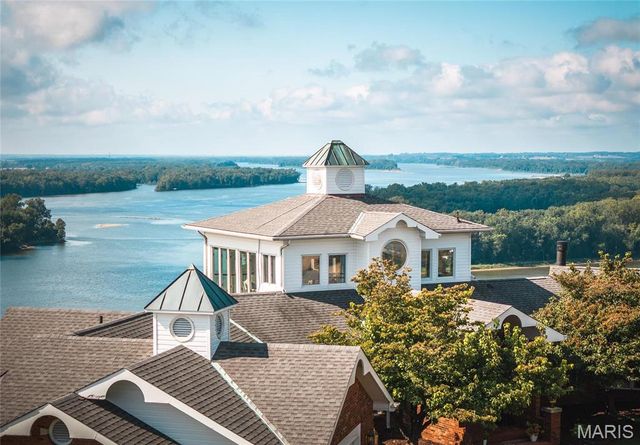 1 Tara Point Drive, Grafton, IL 62037