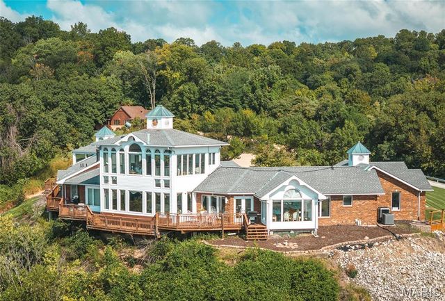 1 Tara Point Drive, Grafton, IL 62037