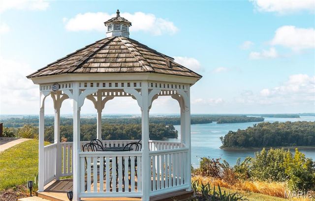 1 Tara Point Drive, Grafton, IL 62037