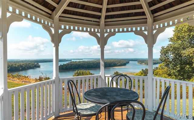 1 Tara Point Drive, Grafton, IL 62037