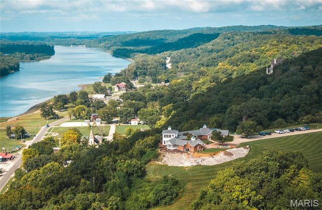 1 Tara Point Drive, Grafton, IL 62037